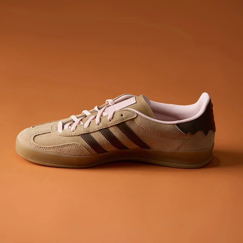 Фото Кроссовки Adidas Originals JR8028 бежево-коричневые замшевые с тремя полосками, низкие, с резиновой подошвой, винтажные, повседневные, для прогулок №4