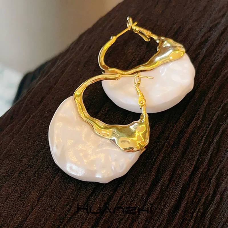 

Irregular Metal White Resin pearl C -shaped Hoop Earrings for Women Girl Unique Trend Jewelry HUANZHI 2023 NEW INS