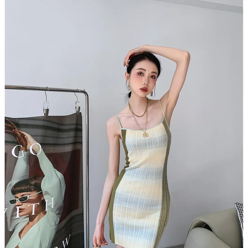 Женское трикотажное платье-свитер с длинными рукавами и красивой пряжкой