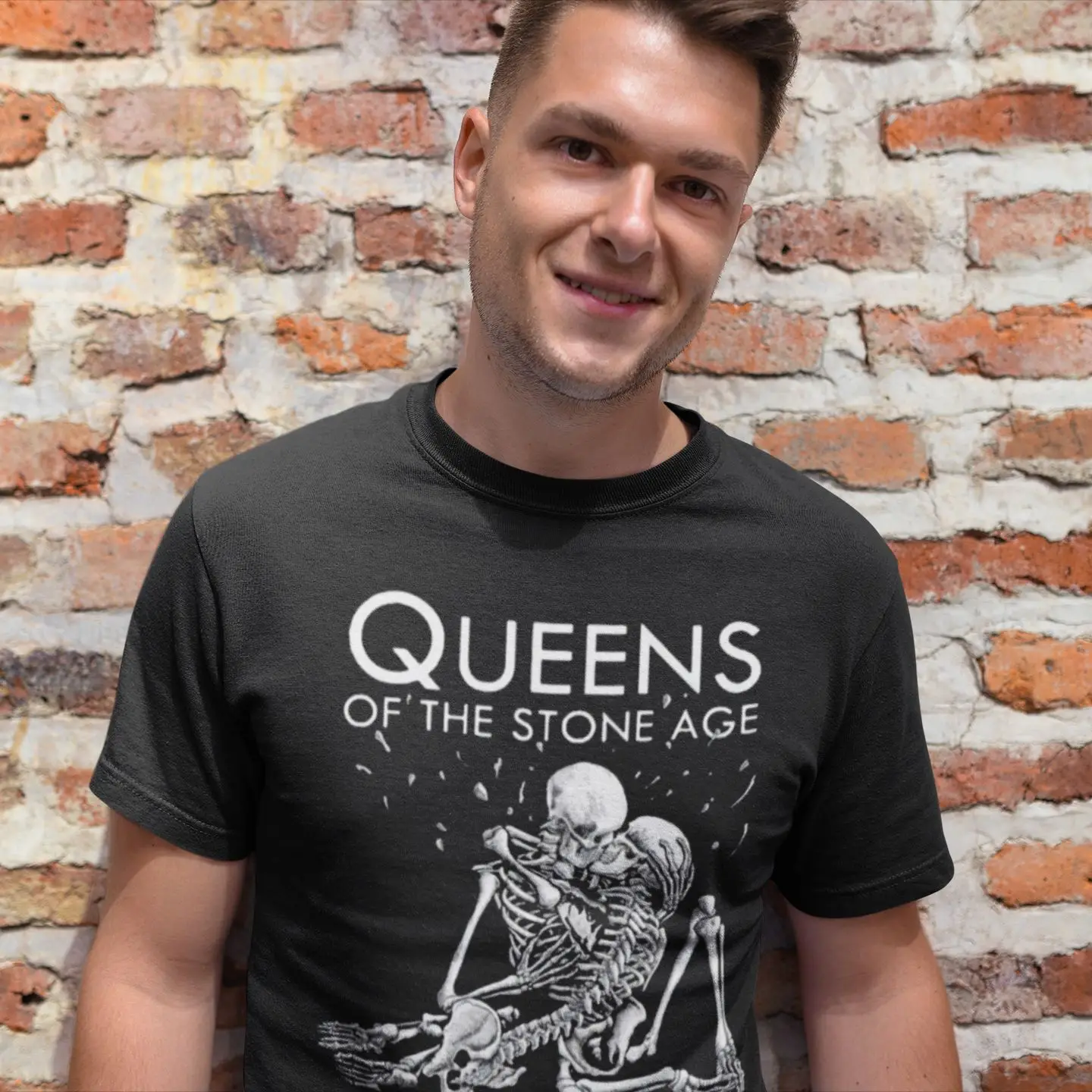 

Queens Of The Stone Age T-Shirt Skeleton Kiss Basic Fun 100 Percent Cotton T Shirt Graphic Short-Sleeve Tshirt Men Oversize