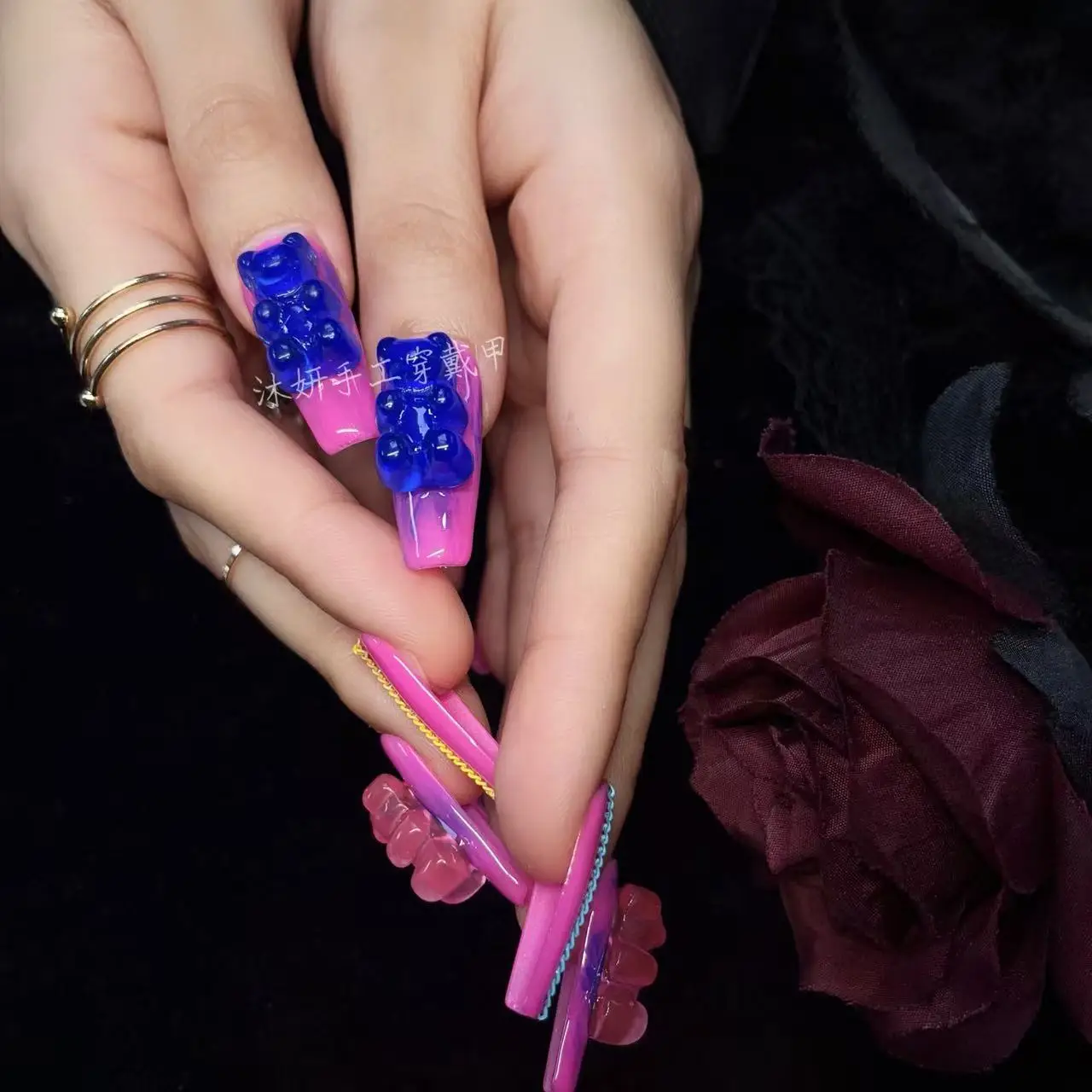 Фото Накладные ногти Y2K Dopamine Hot Pink 3D Gummy Bear ручной работы, длинные трапециевидные накладные ногти с декором в виде желейных мишек и металлической цепочкой, многоразовые №2