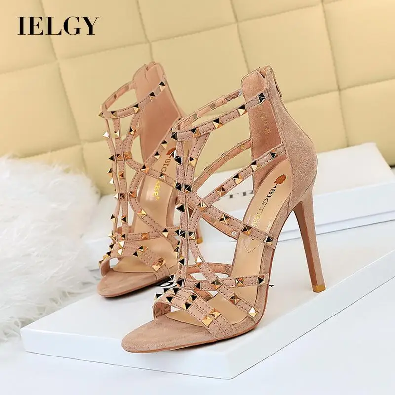 

Модные замшевые сандалии на шпильках с металлическими заклепками