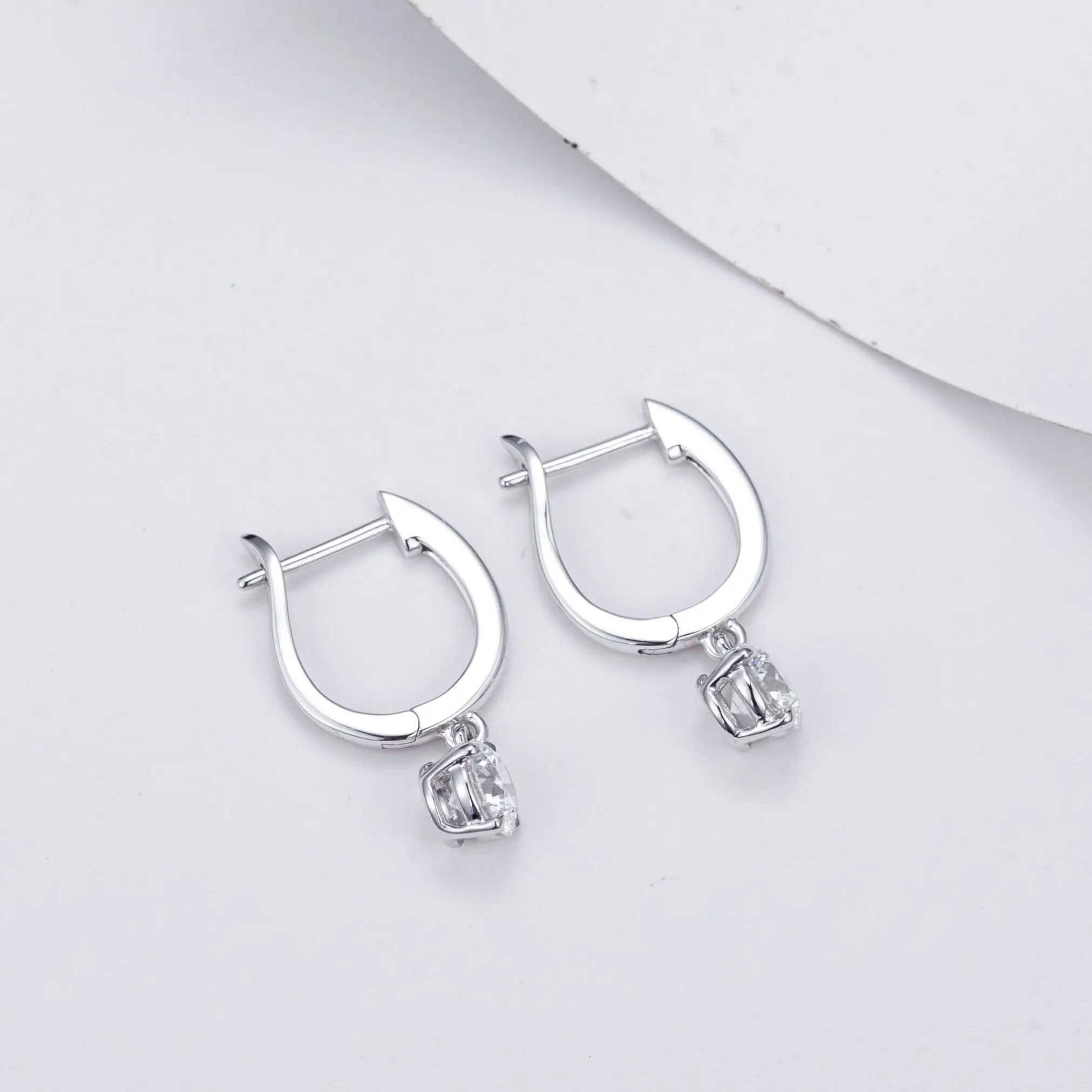 Серьги-кольца круглой огранки с бриллиантами диаметром 1-2 карата ювелирные