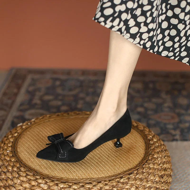 Замшевые туфли на низком толстом каблуке туфли-лодочки с острым носком и