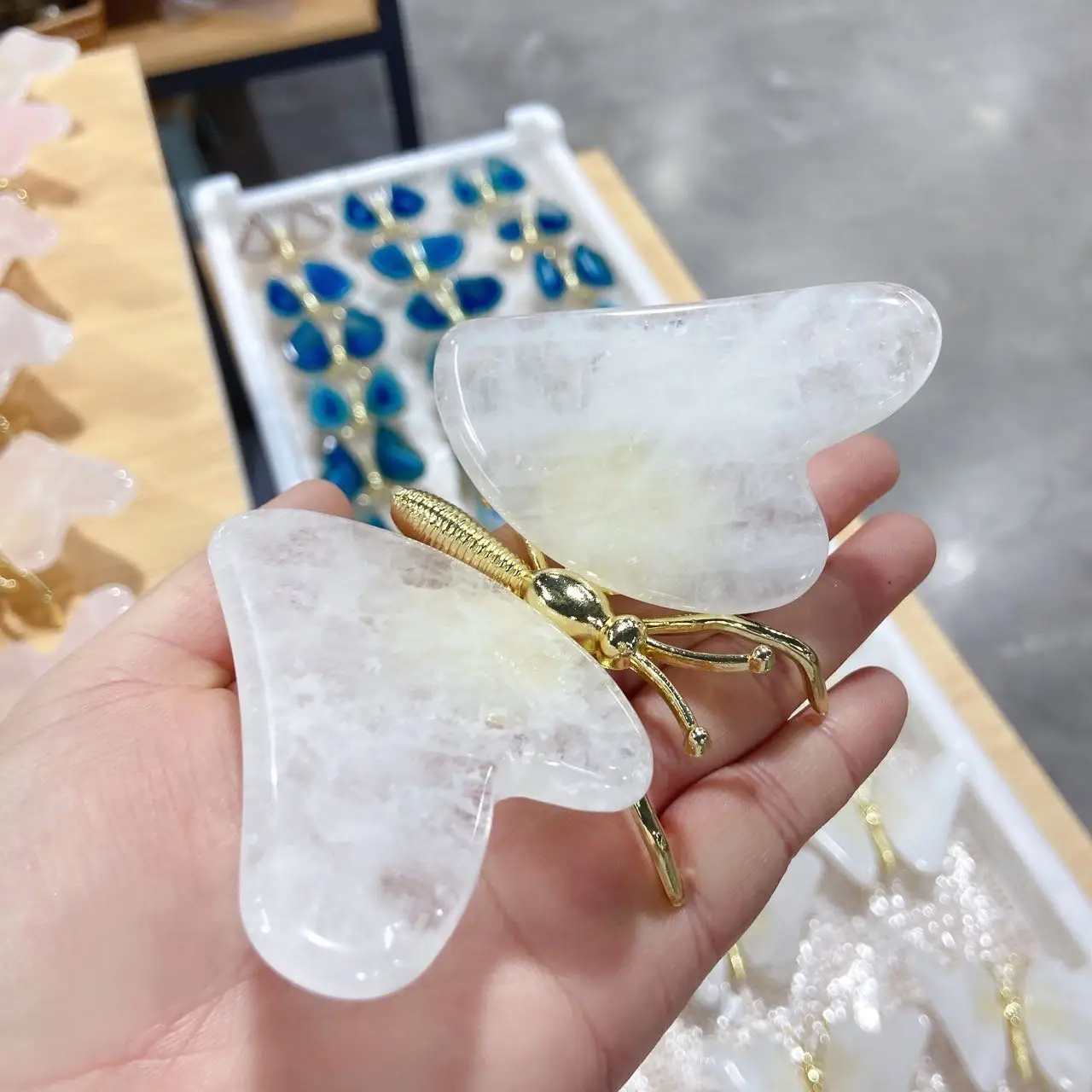 

1pcs Natural Crystals And Stones Healing Natural Stone And Crystals Butterfly Stones Quartz Home Decoration Gift