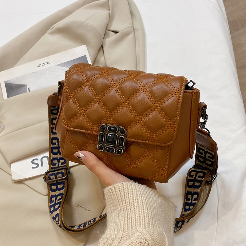 

Новая женская кожаная сумка-хобо с ромбовидной застежкой и стразами