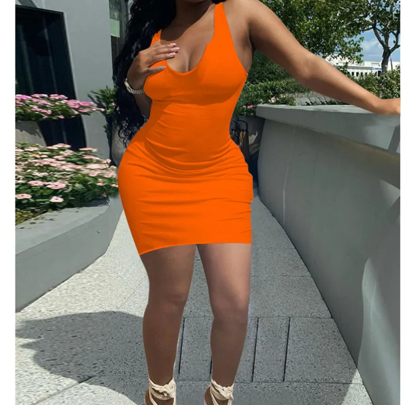 Женское трикотажное платье-миди в рубчик полоску с V-образным вырезом |