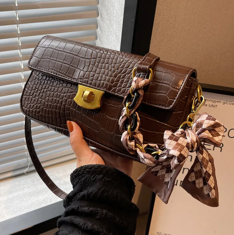 

Женская кожаная сумка через плечо, квадратные маленькие дизайнерские дамские сумочки на цепочке с клапаном, модные женские сумки для подмы...