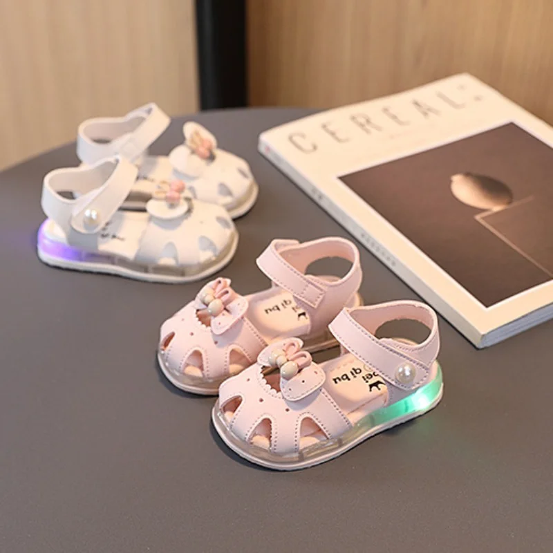 

2023 Summer Baby Toddler Girl Sandals Cute Sweet LED Shoes Soft Soled Toddler Shoes Girl Princess Flashing Light Sandals