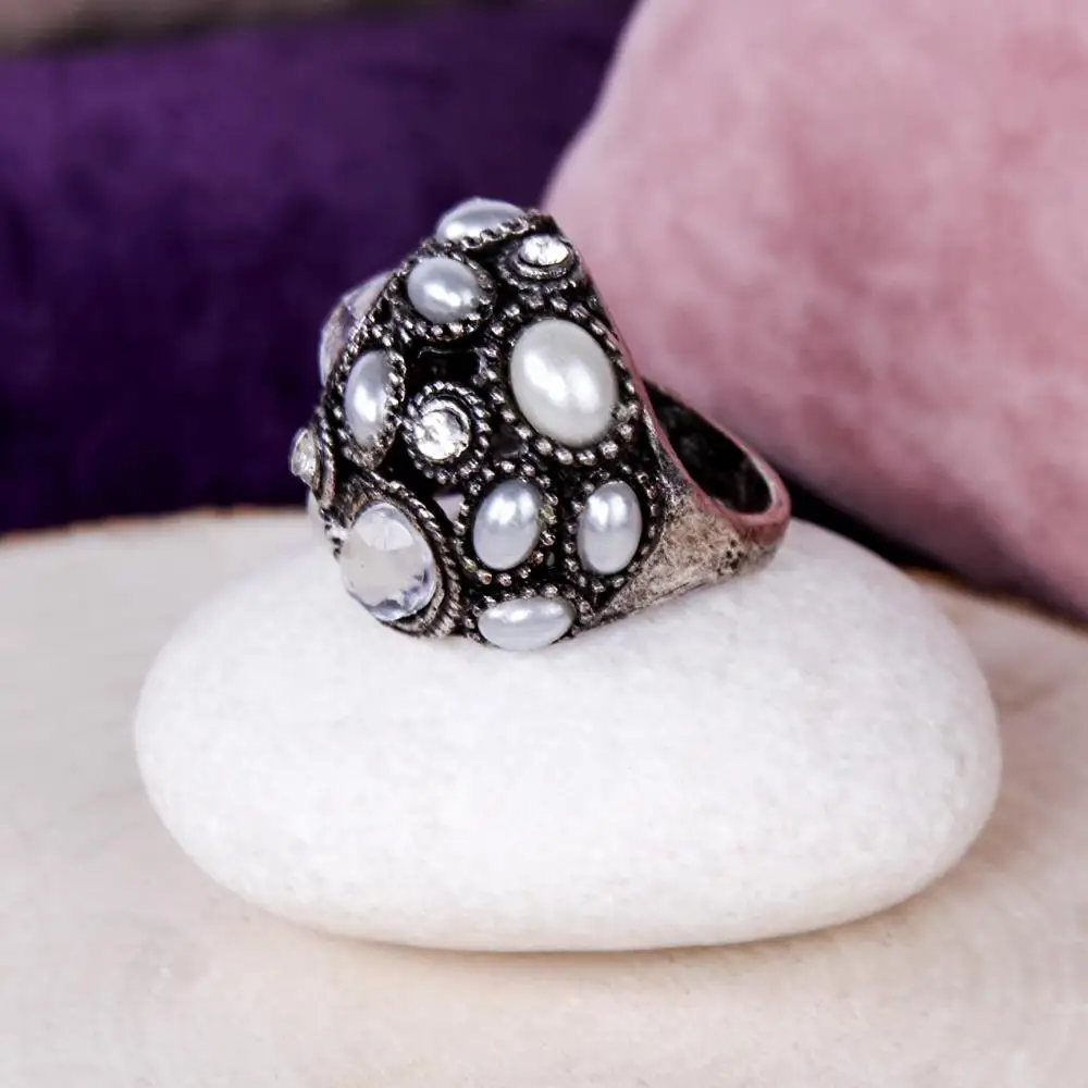 

Серебряное металлическое кольцо с камнем