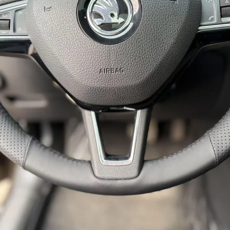 Фото Черный кожаный чехол на руль автомобиля для Skoda Fabia Citigo Karoq Rapid Kodiaq Scala Octavia Roomster Superb Yeti 2013-2019 №3