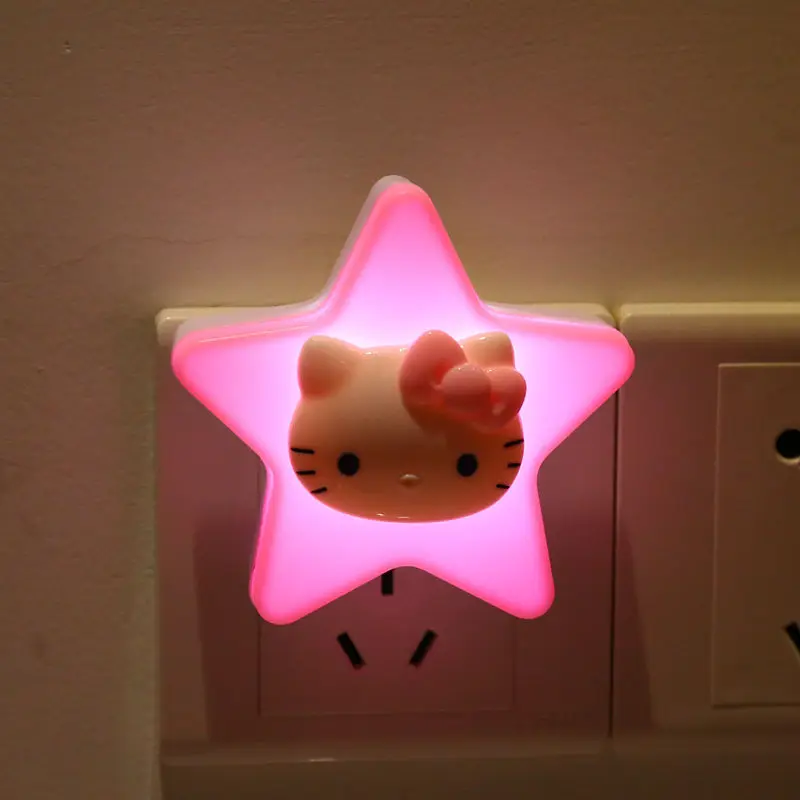 

Милая плюшевая игрушка в виде котенка Sanrio с милой розеткой для спальни, энергосберегающая лампа, индукционный ночник, аниме плюшевые игрушк...