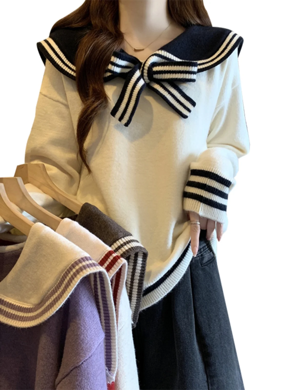 Супер красивый фиолетовый свитер с темно-синим воротником в консервативном