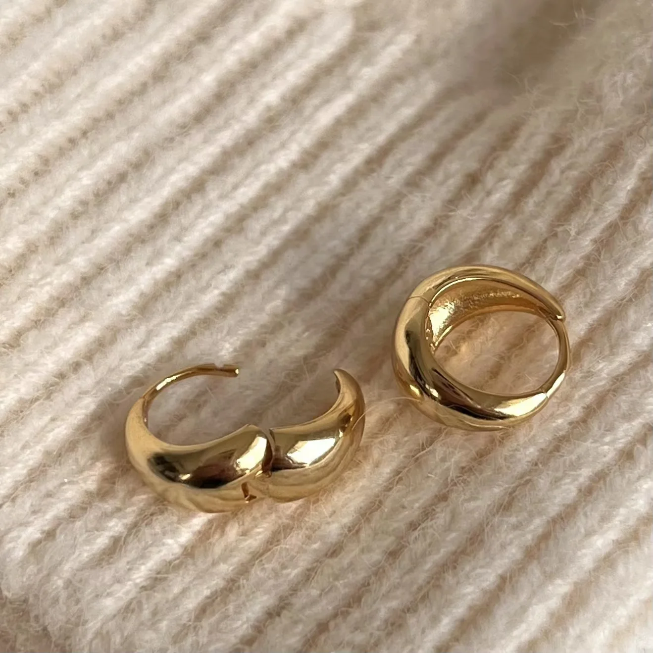 

Женские серьги-кольца из серебра 925 пробы с Луной