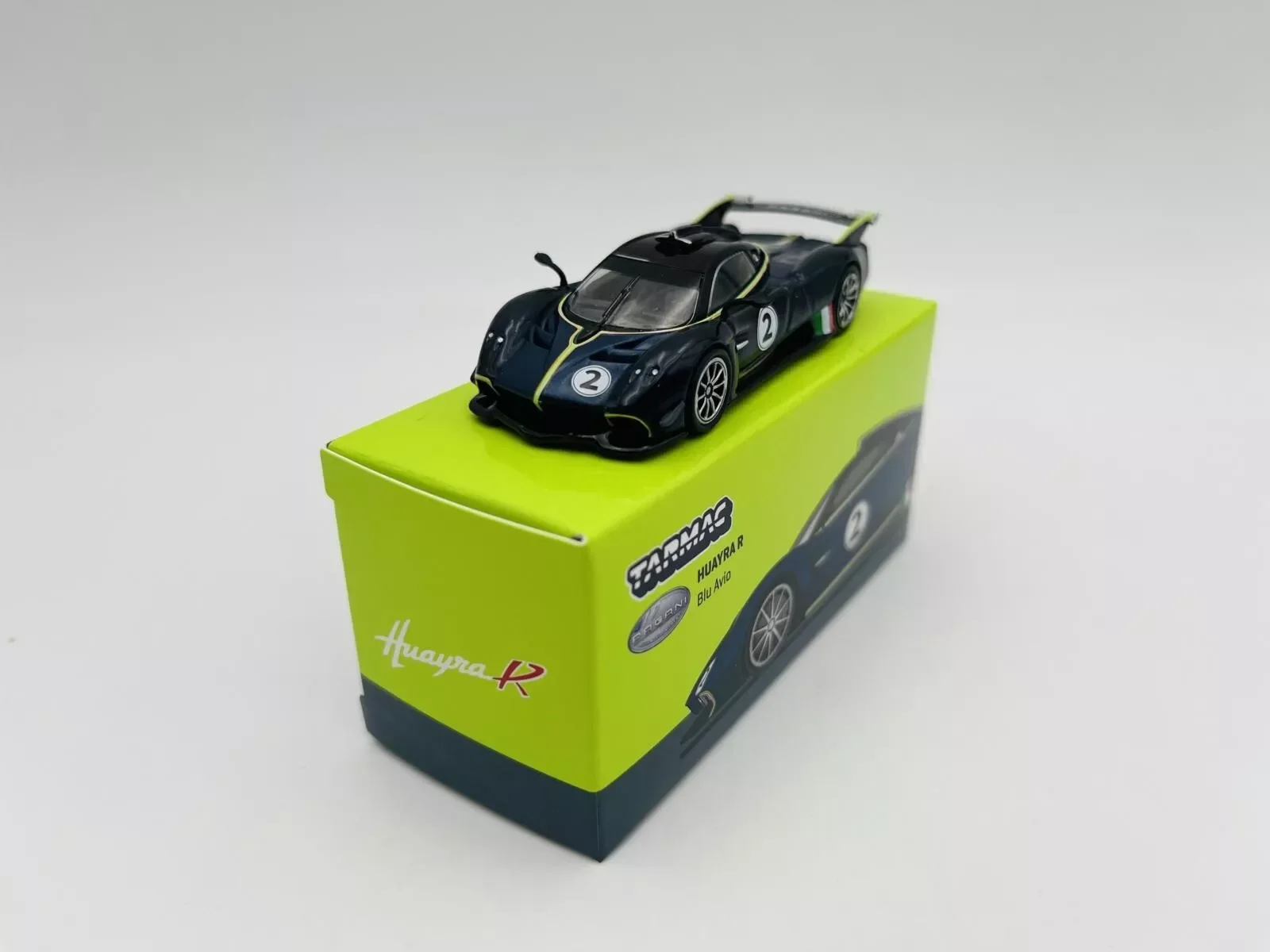 TARMAC РАБОТАЕТ 1:64 Huayra R Blu Avio Литая под давлением модель автомобиля Коллекция