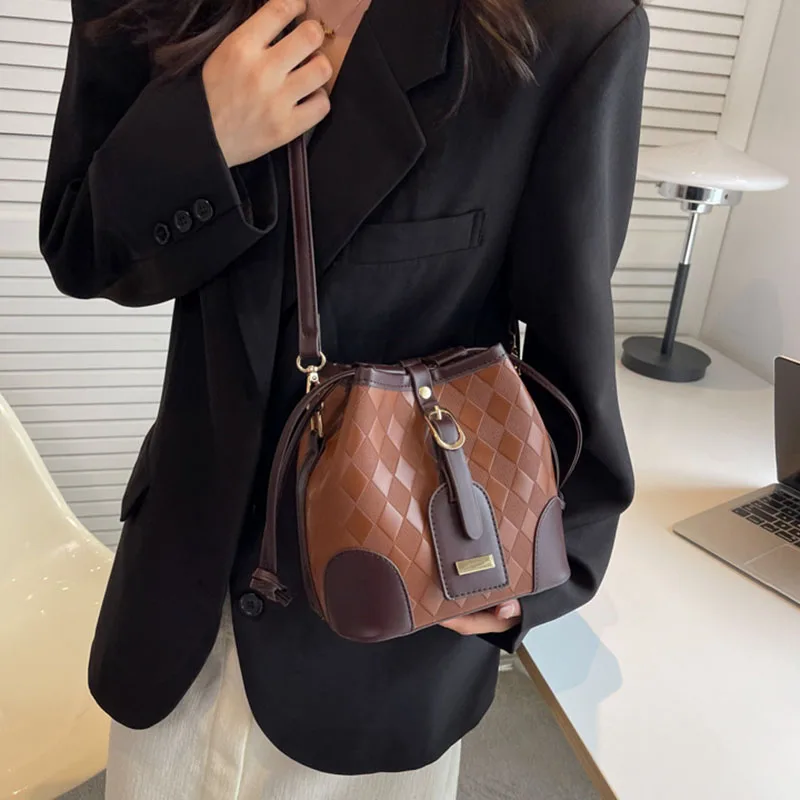 Women New Retro Fashion Bucket Shoulder Bags Contrast Rhombus Crossbody Bags Simple Portable Trend Commute Mobile Phone Storage