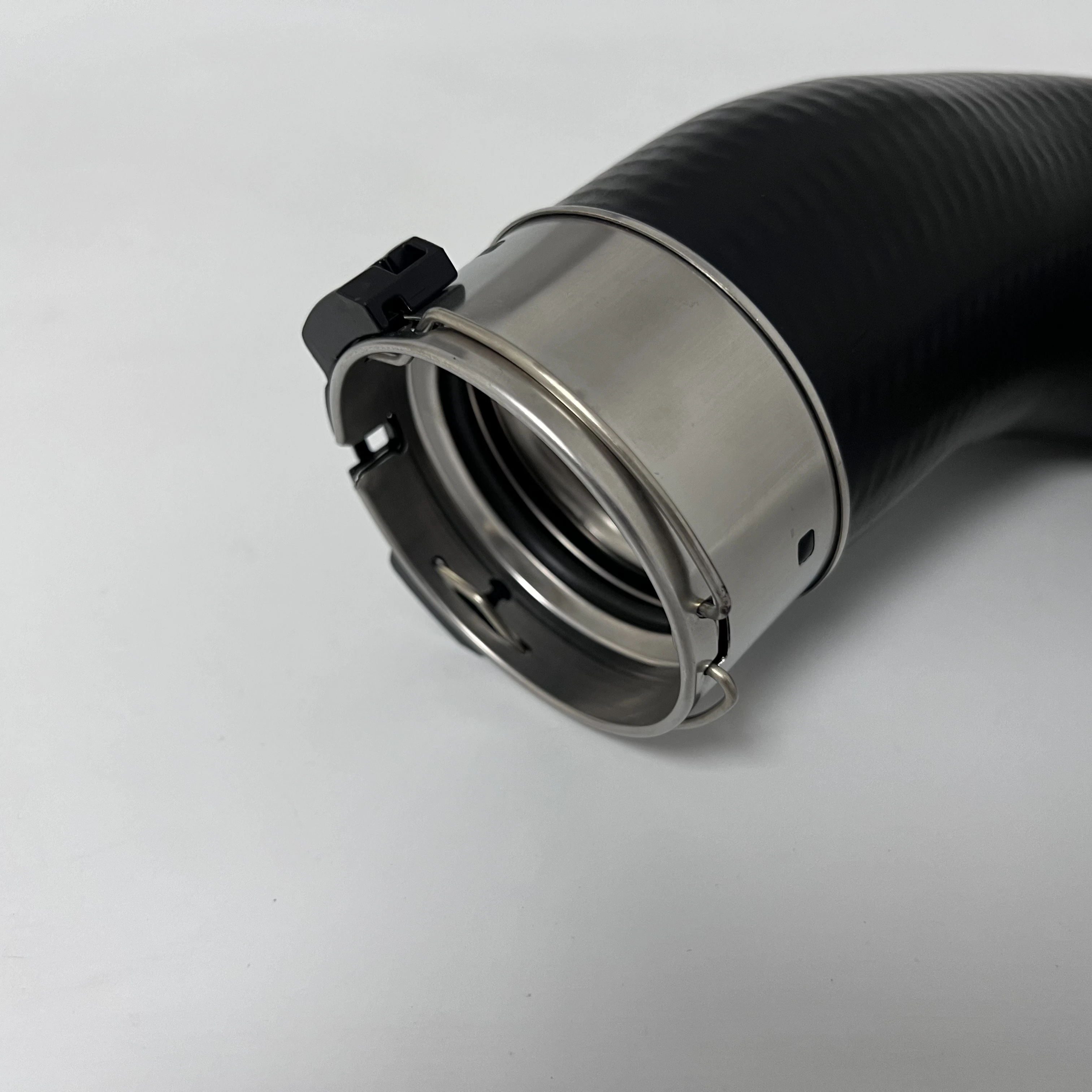 OE 31657759 32222071 труба воздушного охладителя совместима с Volvo S60 S90 XC60 XC90 V90 2017-2022