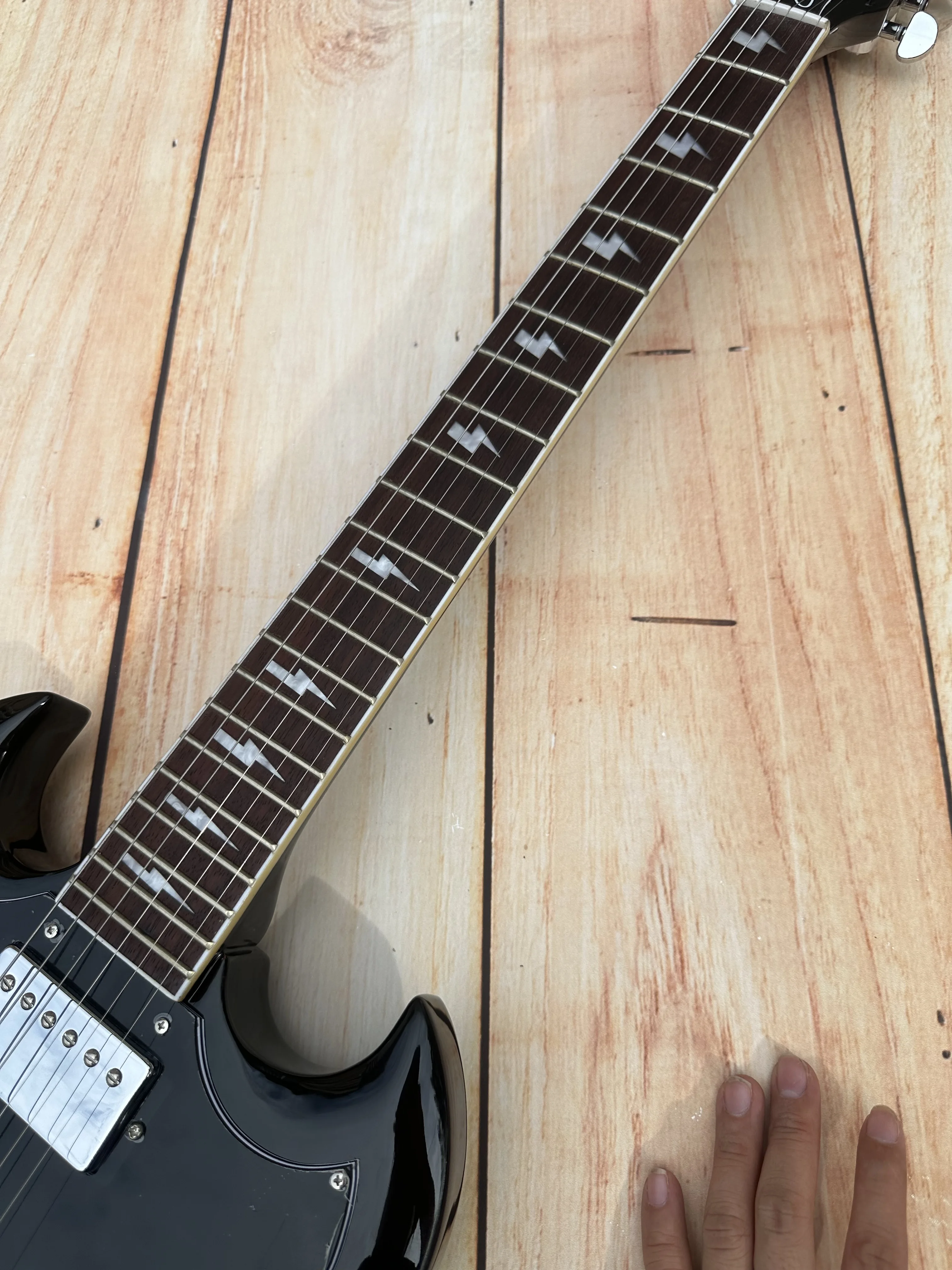 Электрогитара SG инкрустированная молниями гриф черный яркий свет золотые