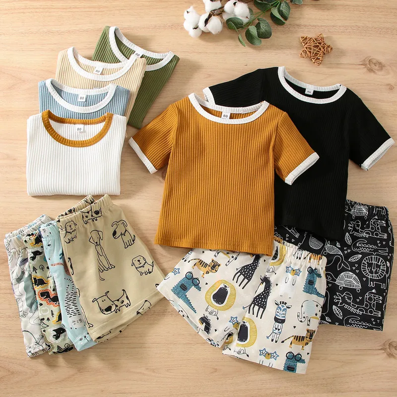 

Летняя одежда для маленьких мальчиков, футболка в рубчик контрастных цветов с коротким рукавом и повседневные шорты с мультяшным принтом ж...