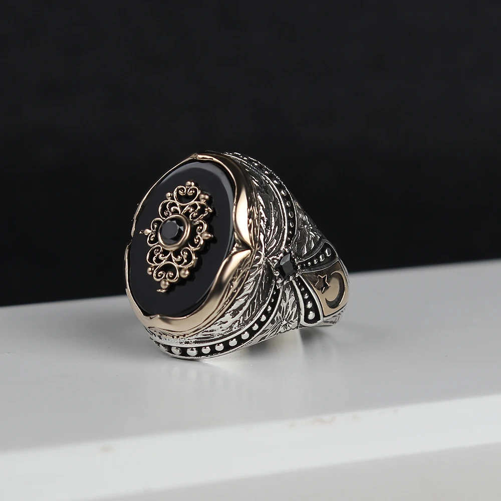 

Серебряное кольцо с ониксом