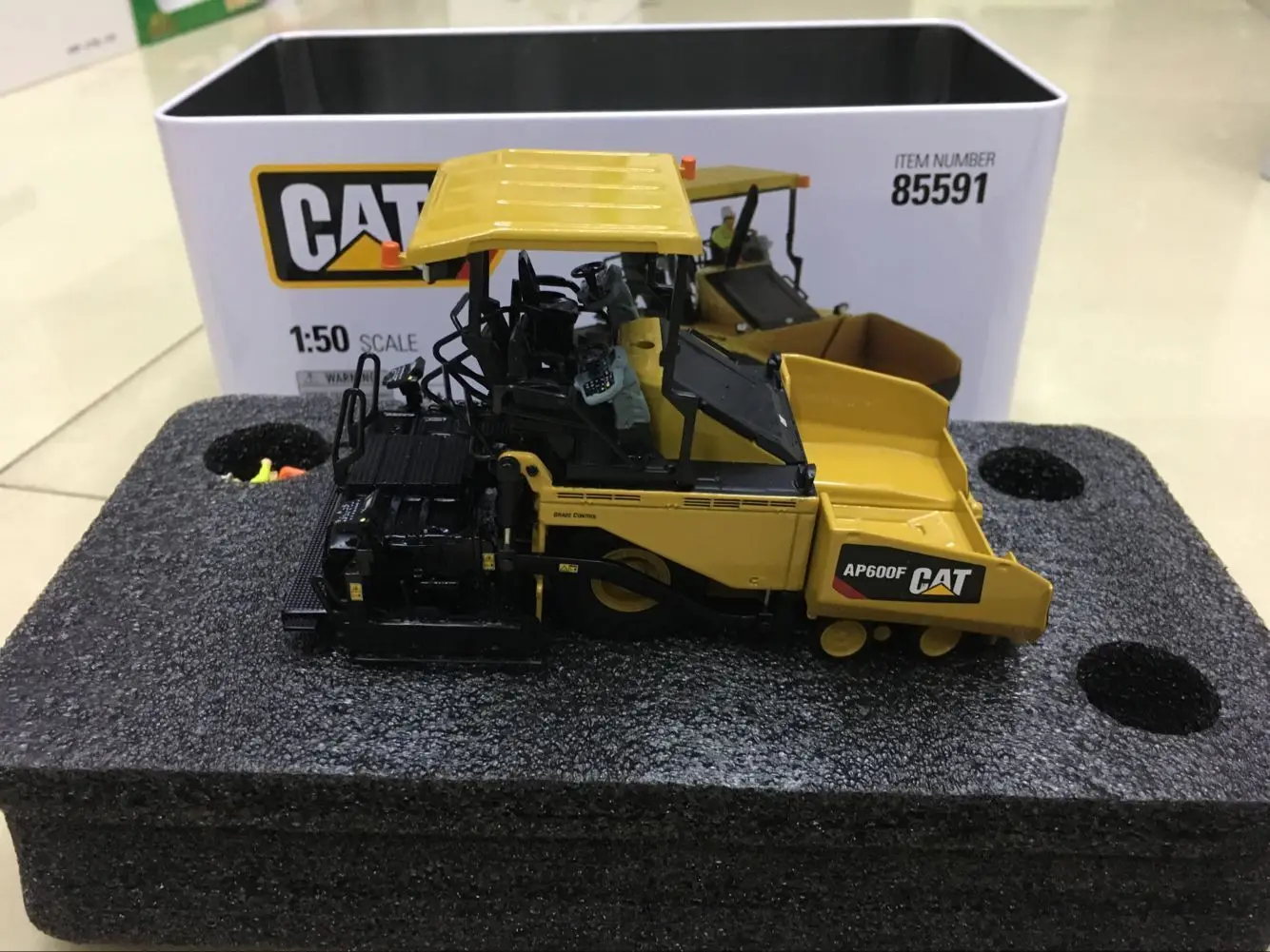 

Асфальтоукладчик Caterpillar Cat AP600F, масштаб 1:50, металлическая модель бренд Diecast Masters DM85591, новинка в коробке