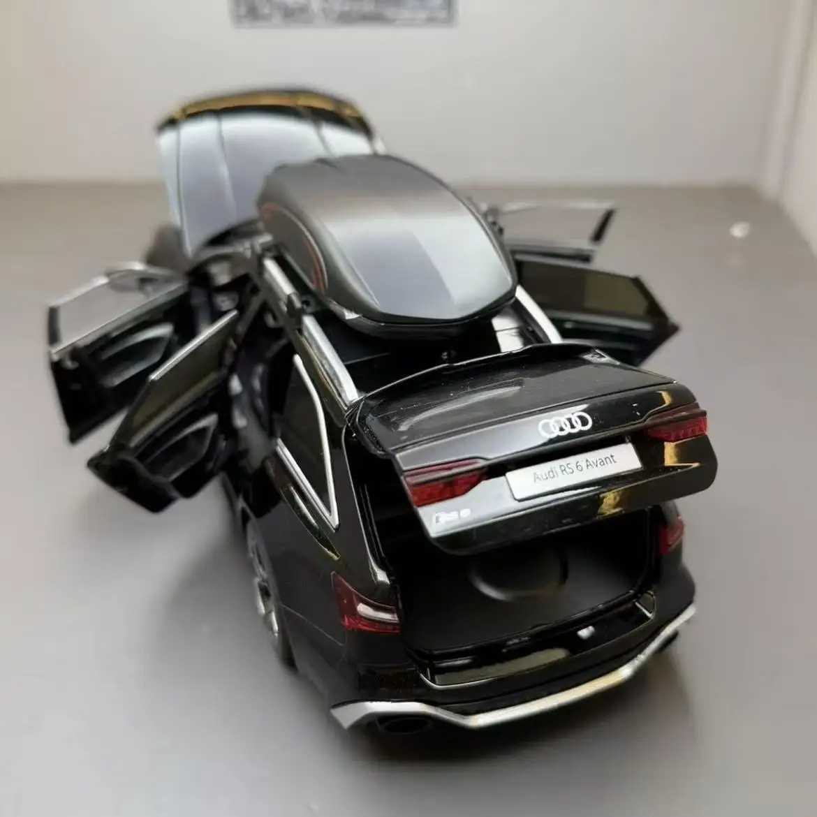 Фото НОВИНКА: Изысканная модель автомобиля RS6 в масштабе 1:24 из литого сплава, с функцией отката, светом и звуком. Роскошный подарок, украшение для бара, коллекционная игрушка. №3