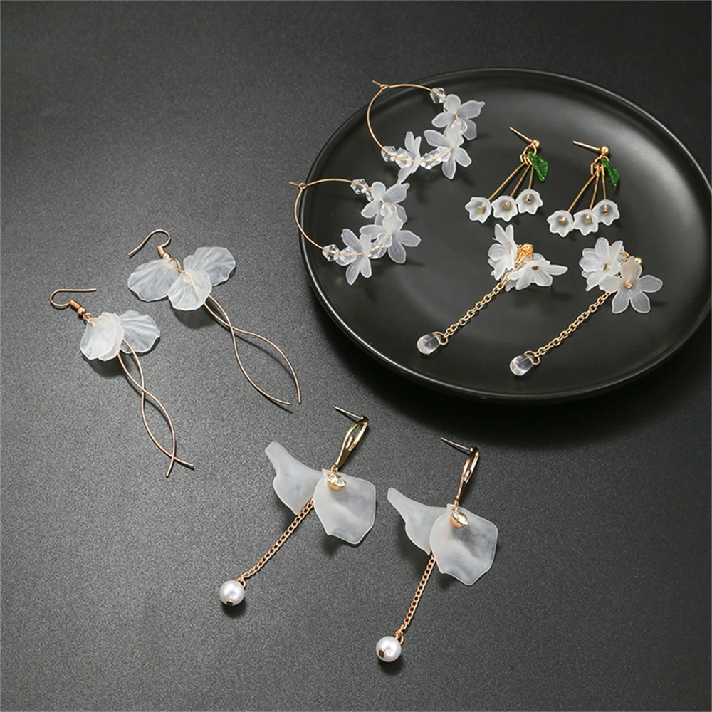 

Korean Elegant Tassel White Flower Drop Earrings For Women Sweet Fresh Leaf Water Drop Acrylic Alloy Chain Earring Party Jewelry