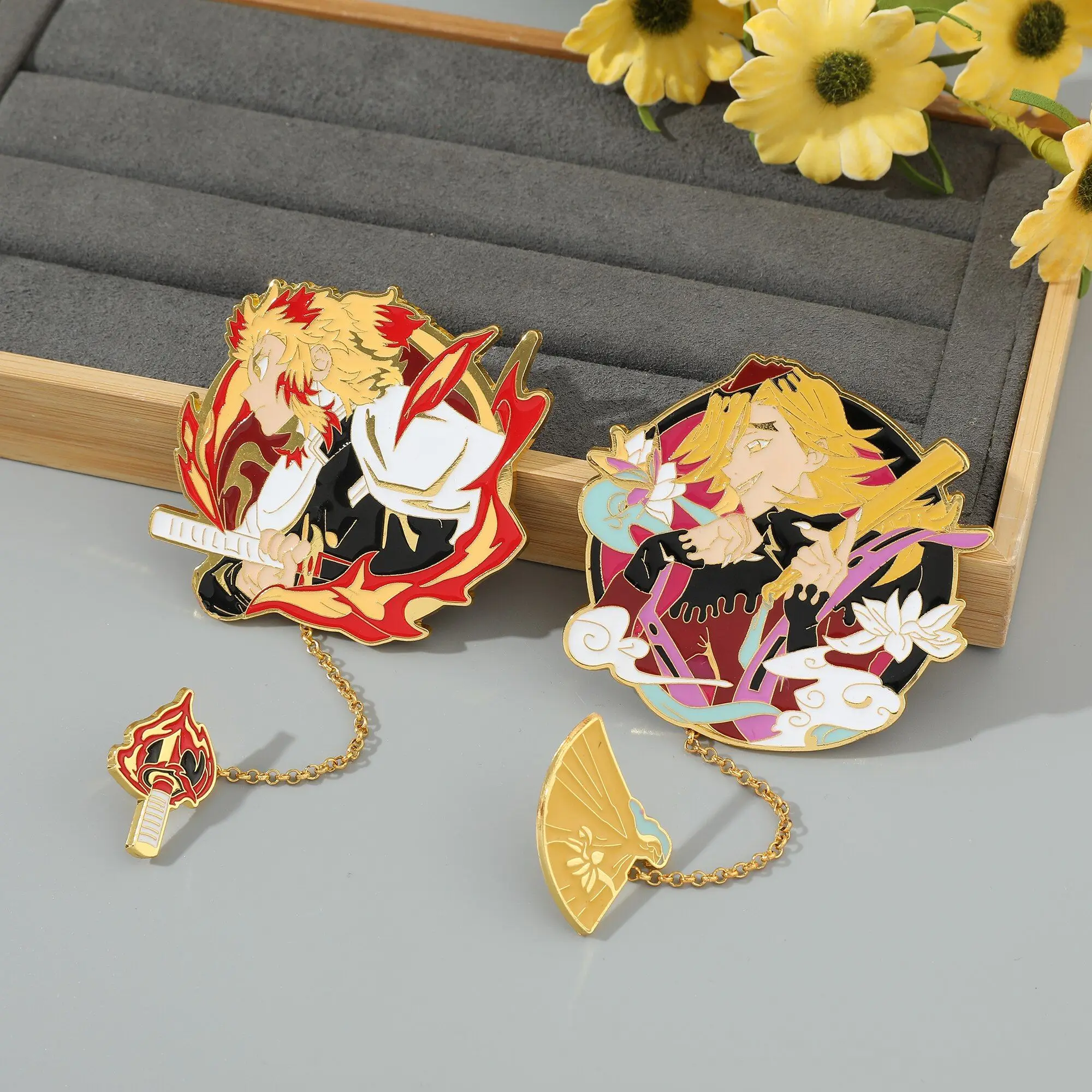 Брошь в стиле аниме с изображением рассекающего демонов