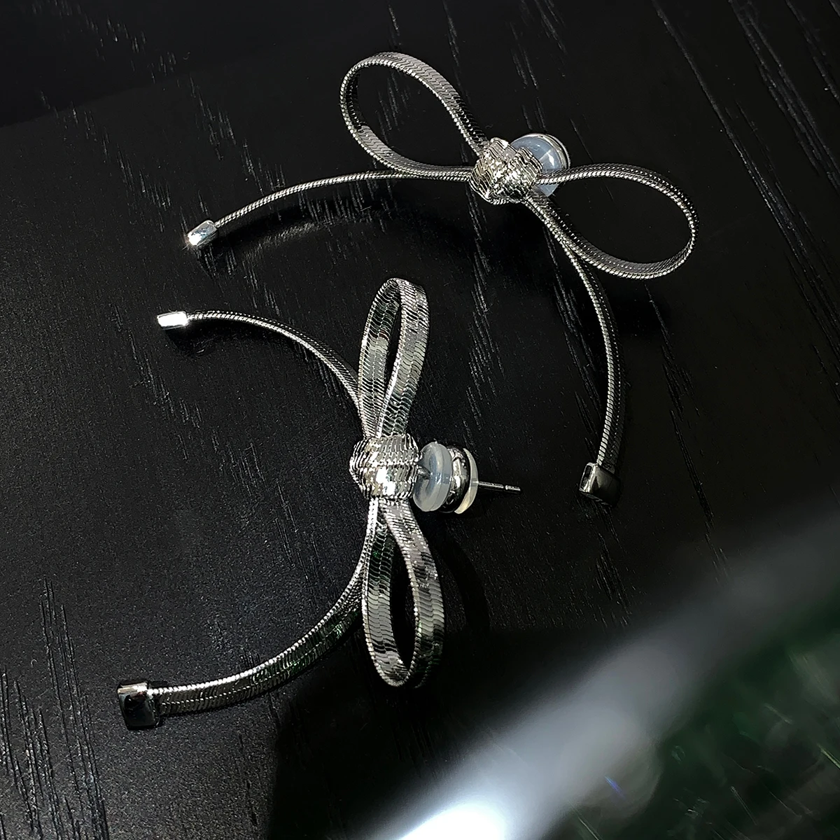 

Design sense simple snake bone chain bow earrings personality temperament 925 silver needle earrings earrings for women