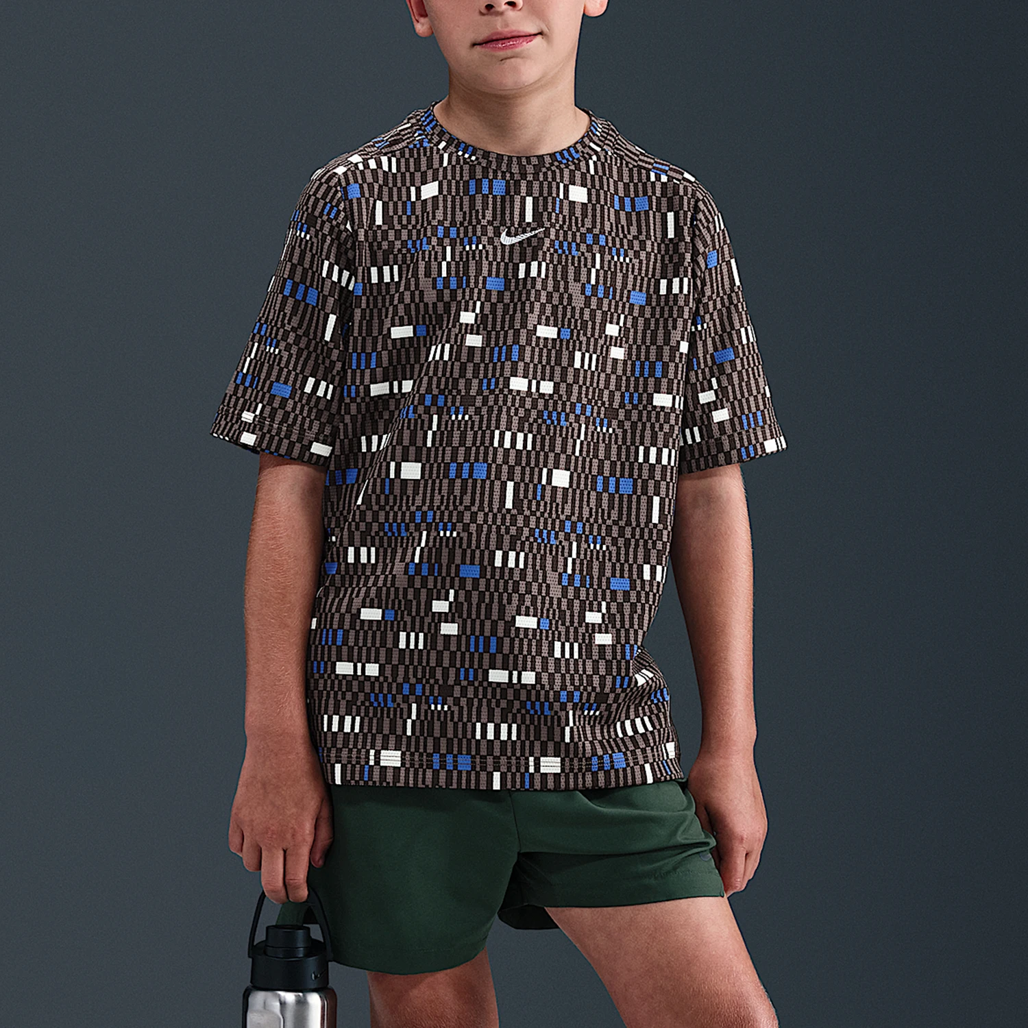 Фото Оригинальная футболка Nike Dri FIT для подростков с полным принтом, дышащая, модная и повседневная, с короткими рукавами, модель HV0204-237. №1