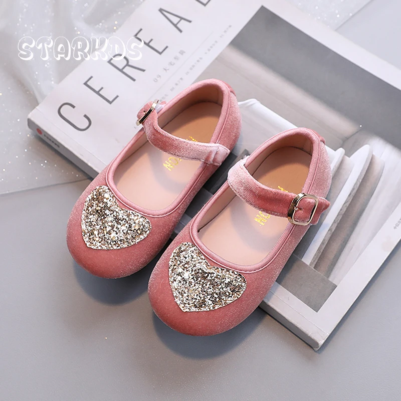 Детские блестящие бархатные туфли с нашивками в форме сердца для девочек новинка