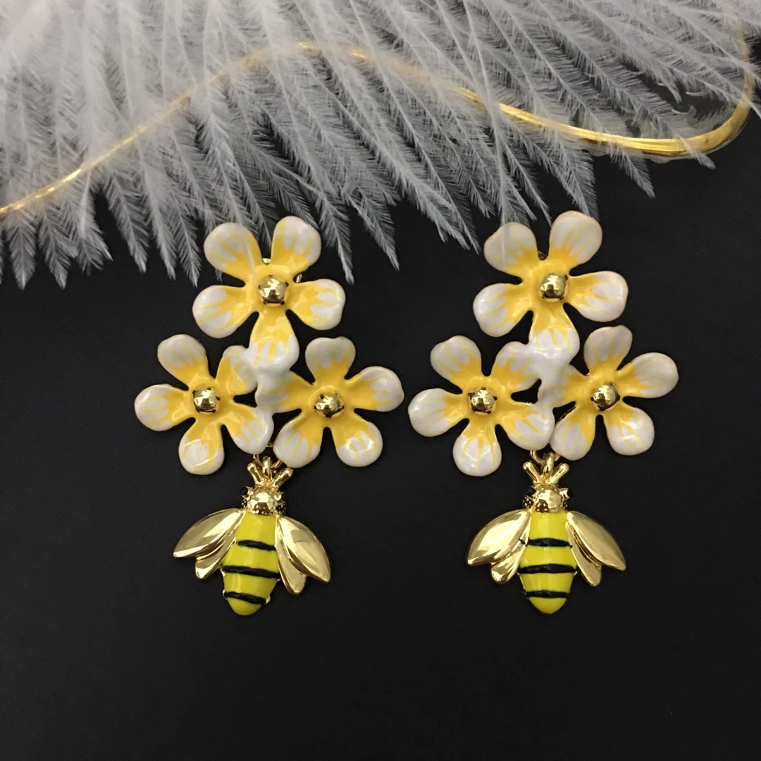 

Fashion exaggeration retro enamel three flower small bee earrings