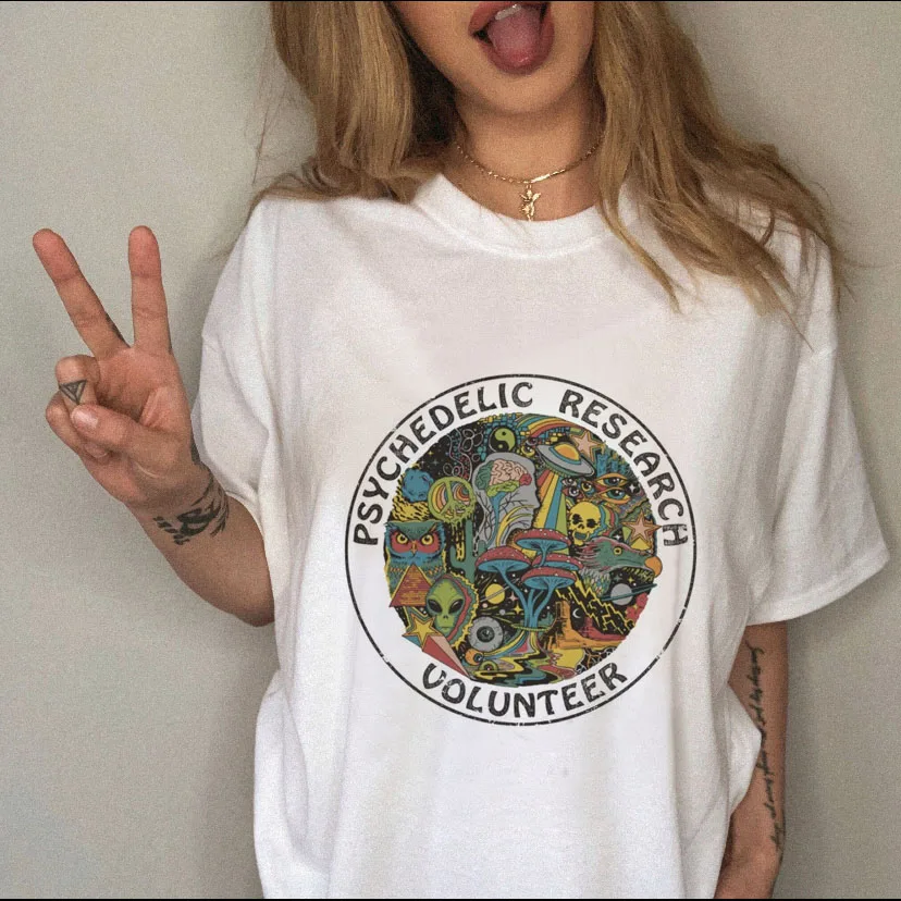 

Женская футболка с коротким рукавом, круглым вырезом и принтом черепа