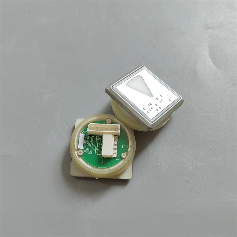 Квадратная кнопка для лифта KM863223H03 863223 с брайлем без уха