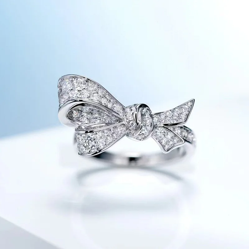 Женское кольцо из серебра 925 пробы с бантом