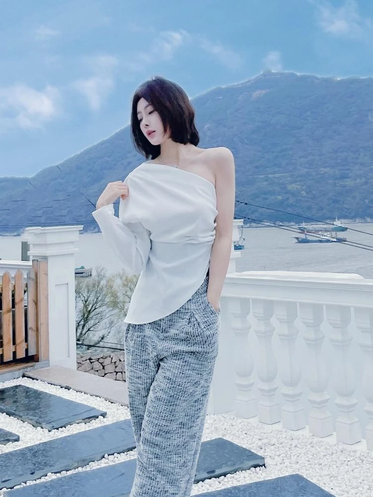 Женская рубашка на одно плечо приталенная белая с открытым плечом