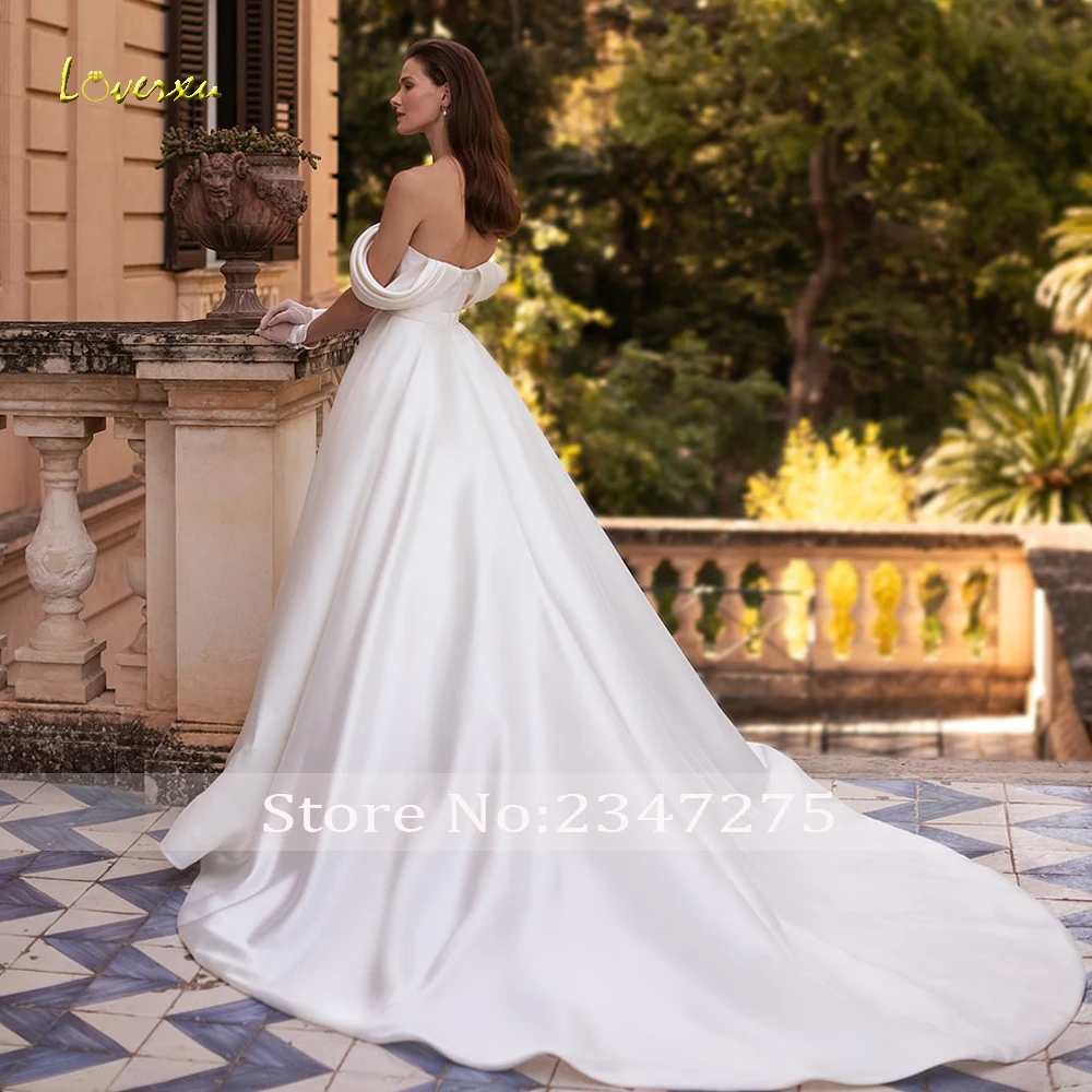 Loverxu А-силуэтное матовое атласное свадебное платье с вырезом лодочкой и открытой