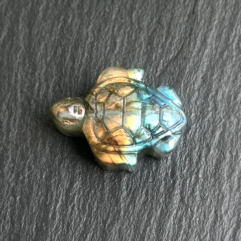 Фигурка черепахи из лабрадорита