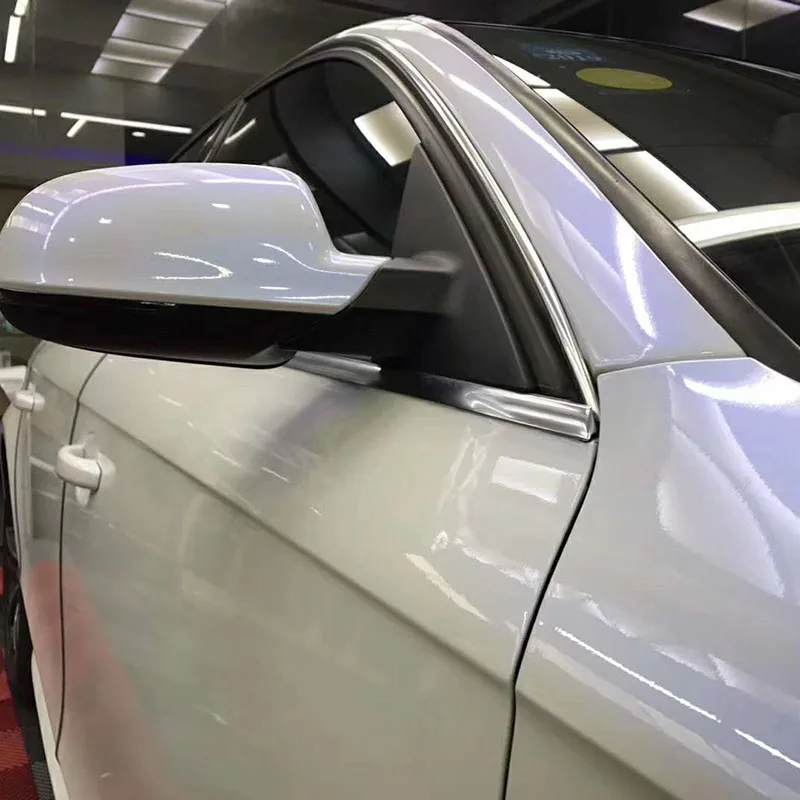 Белая фотография глянцевые от белого до синих мест покрывающие автомобили под