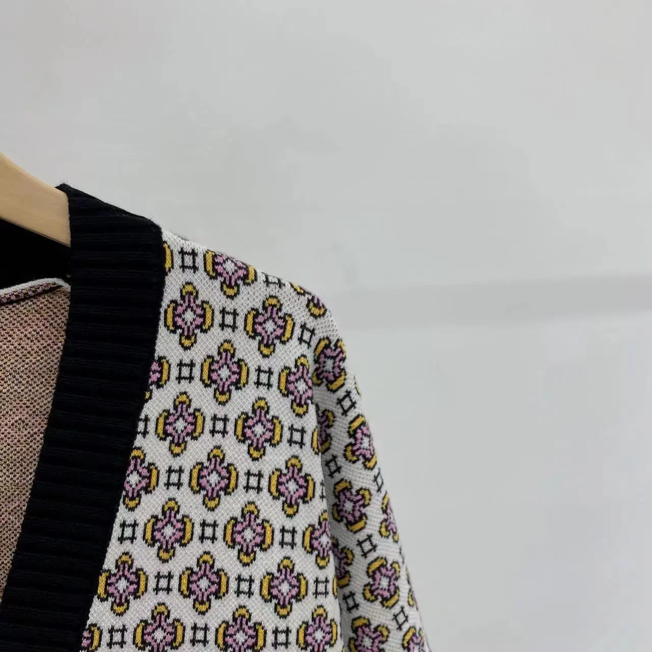 

Женский трикотажный кардиган составного кроя с V-образным вырезом и длинными рукавами