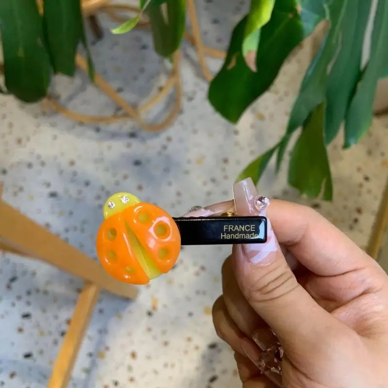 Пластиковые зажимы для волос в виде бабочек