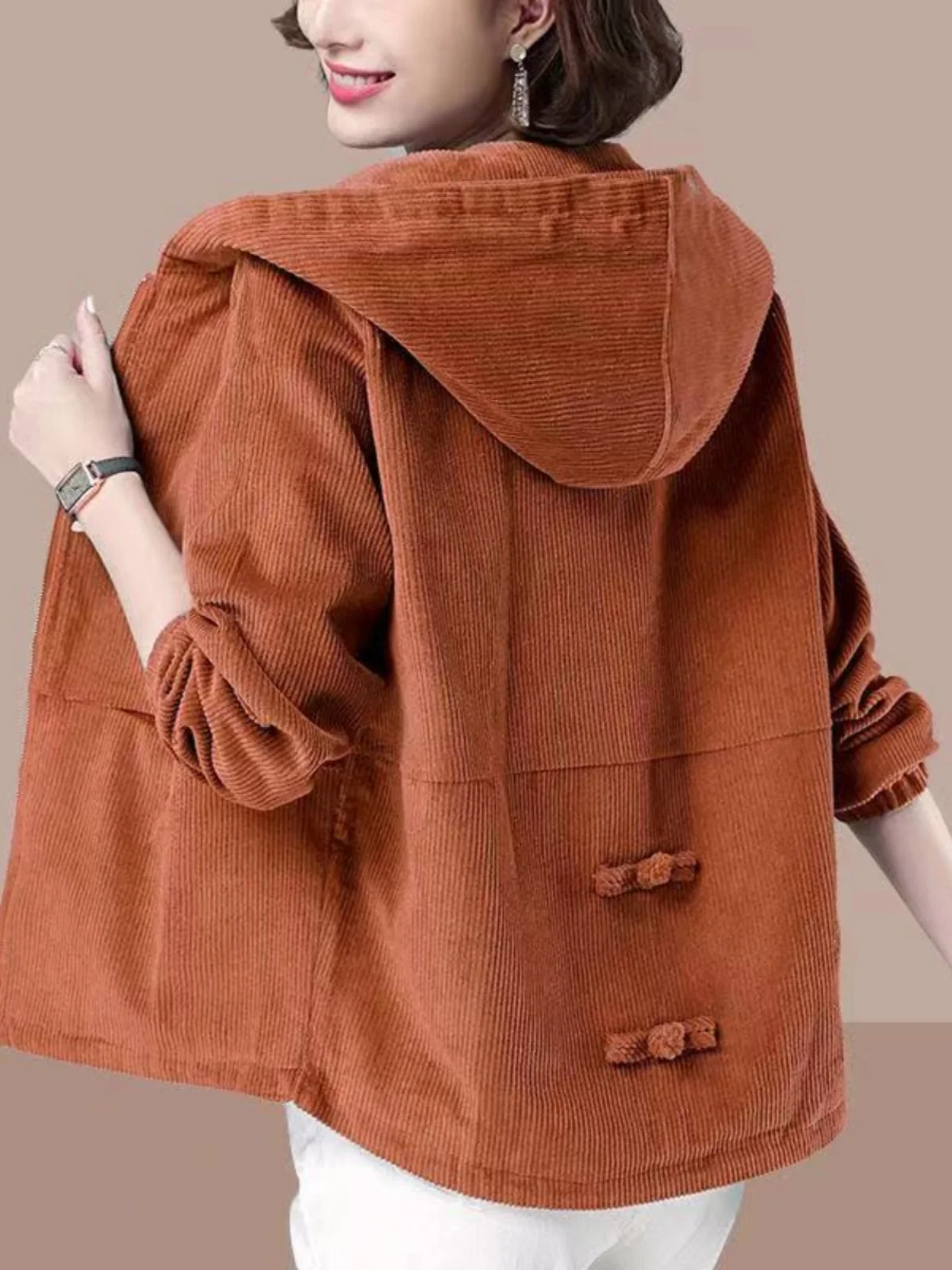 Короткое пальто женское осень 2023 новинка для мам среднего возраста вельветовый