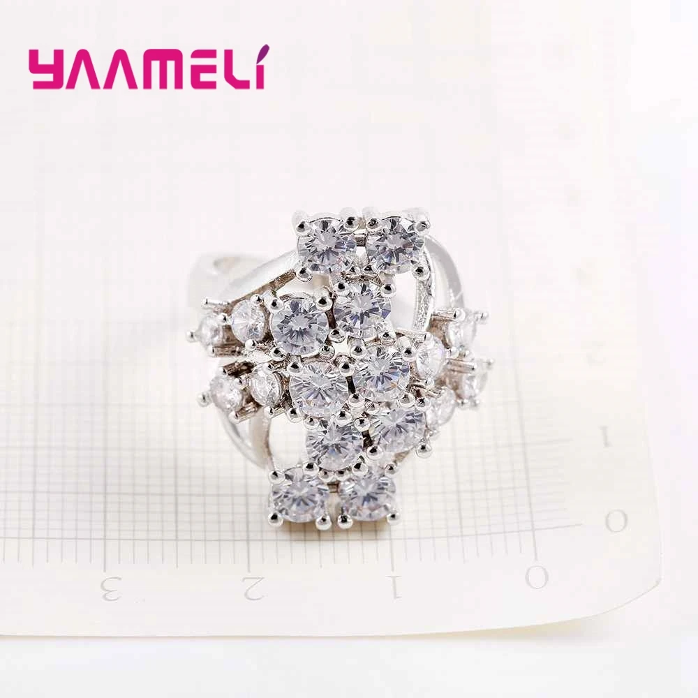 Женское кольцо на палец с белыми круглыми кристаллами