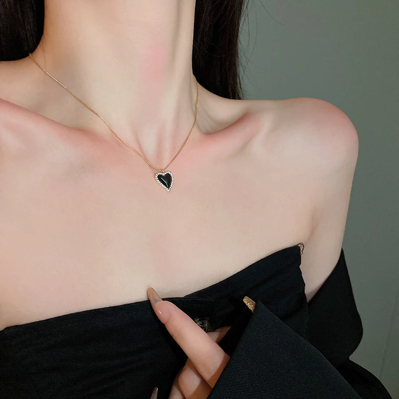 

Black Heart Pendant Necklace For Womens Girls Shiny Rhinestone Clavicle Chain Winter New Fashion Aesthetic Jewelry Party Gifts