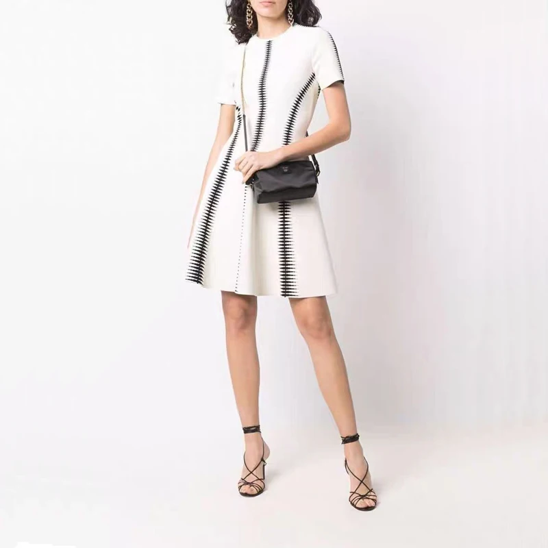 Женское жаккардовое бальное платье в полоску черно-белое Бандажное с коротким