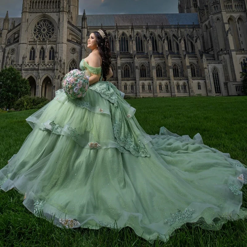 Женское блестящее платье с открытыми плечами зеленое милое принцессы в