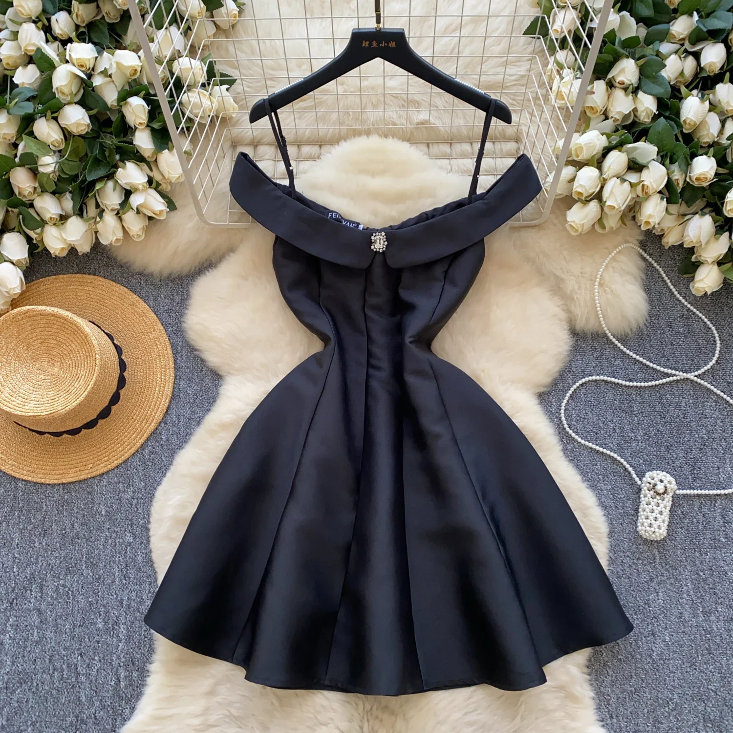 Женское платье без рукавов с разрезом на шее