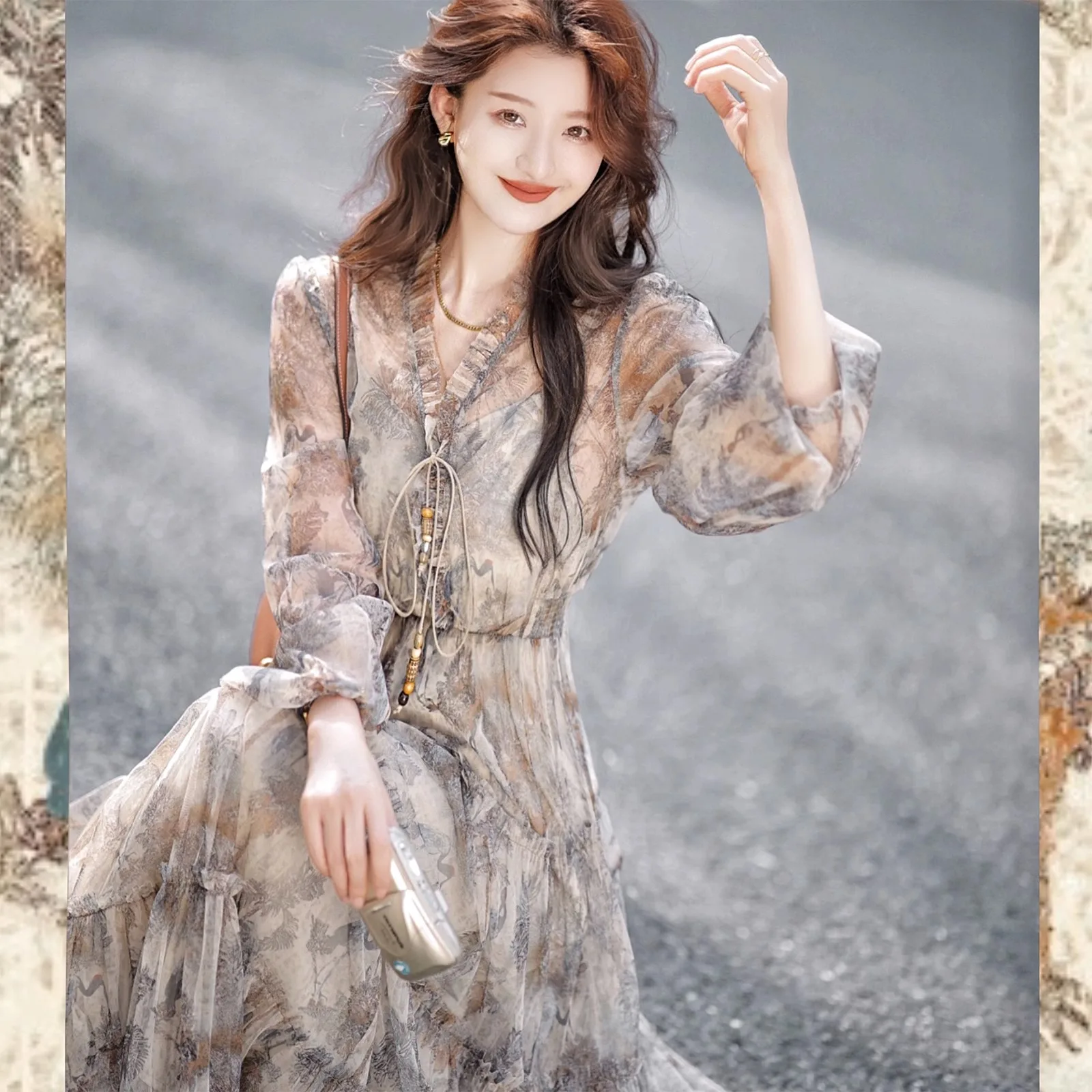 

Женское платье с длинным рукавом и V-образным вырезом