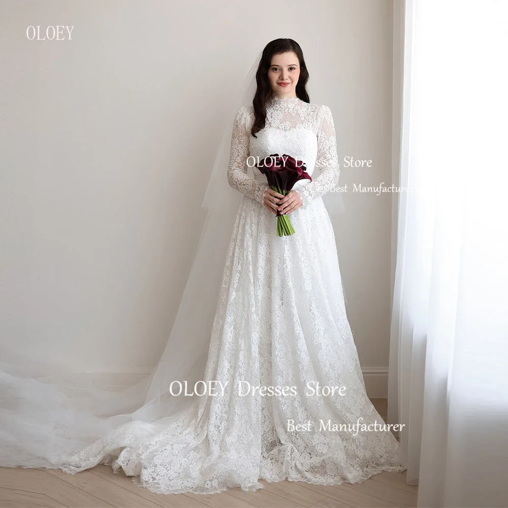 Женское кружевное платье с длинным рукавом высоким воротом и шлейфом