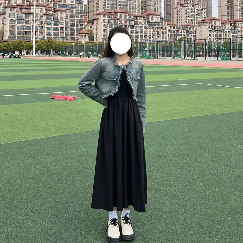 Элегантный винтажный укороченный джинсовый жакет и утягивающее платье с